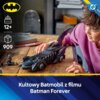 Na zdjęciu znajduje się model Batmobilu z filmu "Batman Forever" zbudowany z klocków, obok którego leży figurka Batmana. W tle widoczne są książki i inne przedmioty, a na dole zdjęcia znajduje się napis: "Kultowy Batmobil z filmu Batman Forever".