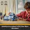Na zdjęciu znajduje się zestaw LEGO przedstawiający pojazd z serii Star Wars, z kilkoma figurkami ustawionymi wokół niego na drewnianym stole. W górnej części zdjęcia widnieją ikony sugerujące wiek 9+ oraz liczba elementów 976, a na dole napis "Galaktyczn