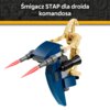 Na zdjęciu znajduje się model LEGO przedstawiający śmigacz STAP z droidem, z widocznymi czerwonymi elementami imitującymi lasery. W górnej części zdjęcia znajduje się tekst: "Śmigacz STAP dla droida komandosa".