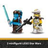 Na zdjęciu znajdują się dwie minifigurki LEGO Star Wars, jedna z niebieskim mieczem świetlnym, a druga w białym pancerzu z żółtymi elementami, trzymająca czarną broń. Na dole zdjęcia widnieje napis: "2 minifigurki LEGO Star Wars".