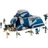 Na zdjęciu znajduje się zestaw klocków LEGO przedstawiający transporter MTT z serii Star Wars, otoczony przez kilka figurek postaci i droidów. Transporter jest w kolorach niebieskim i szarym, z widocznymi detalami konstrukcyjnymi oraz symbolami na boku.