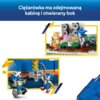 Na zdjęciu widoczne są klocki LEGO przedstawiające sceny z postaciami z gry Sonic the Hedgehog, w tym ciężarówkę z otwieraną kabiną i bokiem. Na górze zdjęcia znajduje się tekst: "Ciężarówka ma zdejmowaną kabinę i otwierany bok".