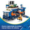 Na zdjęciu znajduje się zestaw klocków LEGO przedstawiający niebieską ciężarówkę z otwartymi bokami, na której widoczne są postacie i akcesoria związane z Sonic the Hedgehog. Na dole zdjęcia znajduje się napis: "Otwórz ciężarówkę, by zyskać więcej miejsca