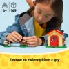Na zdjęciu widoczny jest zestaw klocków LEGO z małym domkiem i figurkami, obok których znajduje się dziecko w żółtej koszulce i niebieskiej kurtce. W górnym lewym rogu widnieją ikony z oznaczeniem wieku "6+" i liczby elementów "149", a na dole napis "Zest