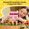 Na zdjęciu widoczny jest zestaw klocków LEGO, przedstawiający kolorowy domek z różowym dachem i żółtą fasadą, otoczony miniaturowymi drzewkami i figurkami. Na górze zdjęcia znajduje się tekst: "Zabawka konstrukcyjna rozwija kreatywność dzieci".
