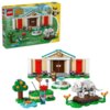 Zestaw LEGO 77056 Animal Crossing Blathers i kolekcja muzealna przedstawia budynek z kolumnami, figurki postaci oraz elementy krajobrazu, takie jak drzewo i fontanna. Na opakowaniu widnieje logo LEGO oraz napis "Animal Crossing", a także informacja o licz