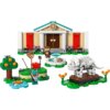 Na zdjęciu znajduje się zestaw klocków LEGO przedstawiający muzeum z kolumnami, figurkę sowy, fontannę, drzewo z pomarańczowymi owocami oraz model szkieletu dinozaura. W tle widoczne są czerwone banery i kwiaty, a na budynku znajduje się okrągłe logo z so