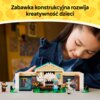 Na zdjęciu widoczny jest zestaw LEGO przedstawiający muzeum z figurkami i szkieletem dinozaura, a w tle znajduje się dziecko pochylone nad zabawką. Na górze zdjęcia umieszczony jest tekst: "Zabawka konstrukcyjna rozwija kreatywność dzieci".
