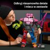 Na zdjęciu znajduje się zestaw LEGO przedstawiający kolorowego robota z różowym mieczem, trzymanego przez osobę. W górnej części obrazu widnieje tekst: "Odkryj niesamowite detale i miecz w zestawie".