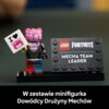 Na zdjęciu znajduje się minifigurka LEGO z różową głową w kształcie misia, trzymająca tabliczkę z napisem "I ♥" i obrazkiem misia, obok czarnej tabliczki z logo LEGO i napisem "FORTNITE MECHA TEAM LEADER". Na dole zdjęcia widnieje napis: "W zestawie minif
