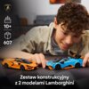 Na zdjęciu widoczne są dwa modele samochodów w kolorach pomarańczowym i niebieskim, z zestawu konstrukcyjnego LEGO Lamborghini, obok których znajduje się osoba. W lewym górnym rogu widnieje logo Lamborghini oraz ikony z oznaczeniami "10+" i "607", a na do