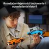 Osoba trzyma w rękach dwa modele samochodów z klocków LEGO, jeden pomarańczowy, drugi niebieski. Na górze zdjęcia znajduje się tekst: "Rozwijaj umiejętności budowania i opowiadania historii".