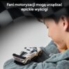 Na zdjęciu widoczny jest model samochodu z klocków na rękawie bluzy, a w tle znajduje się tekst: "Fani motoryzacji mogą urządzać epickie wyścigi".