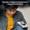 Na zdjęciu widoczny jest biały model samochodu z klocków, umieszczony na kolanie osoby w żółtej koszulce i ciemnej koszuli. W górnej części zdjęcia znajduje się tekst: "Rozwijaj umiejętności budowania i opowiadania historii".