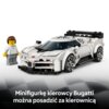 Na zdjęciu znajduje się biały model samochodu z klocków z czarnymi i szarymi detalami oraz minifigurka w białej koszulce. Na dole widnieje tekst: "Minifigurkę kierowcy Bugatti można posadzić za kierownicą".