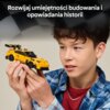 Na zdjęciu widoczny jest żółty model supersamochodu z klocków, trzymany w dłoniach. W górnej części obrazu znajduje się tekst: "Rozwijaj umiejętności budowania i opowiadania historii".