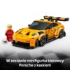 Na zdjęciu znajduje się pomarańczowy model samochodu z klocków, obok którego stoi minifigurka w czerwonym kombinezonie oraz biały kask. Na dole widnieje napis: "W zestawie minifigurka kierowcy Porsche z kaskiem".