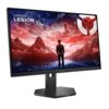 Monitor z wyświetlaczem przedstawiającym osobę stojącą na tle górskiego krajobrazu o zachodzie słońca, z widocznym logo "Lenovo LEGION" w lewym górnym rogu. Na dolnej ramce monitora znajduje się napis "LEGION".