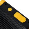 Zbliżenie na czarną obudowę reflektora z żółtym przyciskiem zasilania oraz żółtą osłoną portu, na której widnieje napis: "Type-C IN 5V USB OUT". Obudowa ma teksturowaną powierzchnię z pionowymi rowkami.