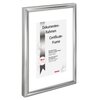 Srebrna ramka na dokumenty z widocznym napisem "Dokumenten-Rahmen Certificate-Frame" oraz logo "hama" na dole. Wewnątrz ramki znajduje się kartka z informacją o rozmiarze "DIN A4 21 x 29,7 cm".