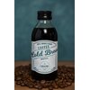 Butelka napoju "Cold Brew" o pojemności 200 ml z etykietą zawierającą napisy: "100% Arabica Beans", "Coffee", "Brazylia", "Grano Tostado", otoczona ziarnami kawy na drewnianej powierzchni. Tło jest jednolite, w odcieniu zieleni.