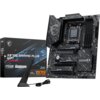 Na zdjęciu znajduje się płyta główna z oznaczeniami "MSI" i "GAMING", obok której stoi pudełko z napisem "X870E GAMING PLUS WIFI". Widać również antenę oraz kabel, a na pudełku znajdują się dodatkowe oznaczenia, takie jak "AMD RYZEN 5000 DESKTOP READY" i "X870E".