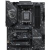 Czarna płyta główna z widocznymi elementami elektronicznymi, złączami i radiatorami, ozdobiona srebrnym logo smoka oraz napisami "MSI", "X670E GAMING PLUS WIFI", "LIGHTNING GEN5" i "GAMING". Na płycie znajdują się również złącza HDMI, USB oraz sloty na pamięć RAM.