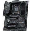 Na zdjęciu znajduje się płyta główna z widocznymi oznaczeniami "MSI", "X870E Gaming Plus WiFi", "LIGHTNING GEN5", "LIGHTNING GEN4" oraz "GAMING". Płyta ma ciemną kolorystykę z niebieskimi i srebrnymi akcentami oraz widocznym logo smoka.
