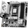Płyta główna z oznaczeniami "MSI" i "B850M Gaming Plus WiFi6E" posiada widoczne złącza, gniazda RAM oraz elementy chłodzenia z grafiką smoka. Na płycie znajdują się napisy "LIGHTNING GEN5" oraz "CORE BOOST".