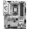 Płyta główna z oznaczeniami "MSI" i "B850 Gaming Plus WiFi 6E", z widocznymi elementami takimi jak gniazda RAM, złącza PCIe oraz radiator z logo smoka. Na płycie znajdują się napisy "LIGHTNING GEN5", "CORE BOOST", "HDMI" oraz "GAMING".
