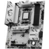Płyta główna z oznaczeniami "MSI", "LIGHTNING GEN5", "GAMING" oraz "B850 GAMING PLUS WIFI 6E", z widocznymi gniazdami na pamięć RAM, złączami PCIe i gniazdem procesora. Na radiatorze znajduje się logo smoka.