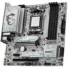 Płyta główna z widocznymi elementami takimi jak gniazda RAM, złącza PCIe oraz radiator z logo smoka. Na płycie znajdują się napisy: "LIGHTNING GEN5", "GAMING", "MSI" oraz "MSI Wi-Fi CARD".