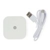 Biały, kwadratowy inteligentny sterownik z zaokrąglonymi rogami, na którym znajduje się szary symbol Wi-Fi w sześciokącie, obok białego kabla USB z wtyczką.