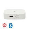 Biały, prostokątny inteligentny sterownik z zaokrąglonymi krawędziami, posiada port USB-C i przycisk na przedniej stronie. Na dole widoczne są dwa logotypy: czerwony z napisem "Nedis SmartLife" oraz niebieski symbol Bluetooth.
