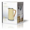 Pudełko przedstawia żółty czajnik elektryczny z drewnianą rączką, a na jego powierzchni widnieje logo "nedis". Na opakowaniu znajduje się tekst "Electric Kettle with a capacity of 1.7 litres" oraz ikony wskazujące pojemność 1.7L, moc 2200W i obrót 360°.