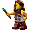 Na obrazie znajduje się figurka LEGO przedstawiająca postać z długimi brązowymi włosami, trzymającą paletę malarską z czterema kolorowymi plamami: niebieską, jasnoniebieską, żółtą i białą. Postać ubrana jest w czerwony strój z ozdobnymi wzorami, a w drugi