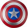 Na zdjęciu znajduje się opakowanie z tarczą Kapitana Ameryki z serii Marvel Legends. Widoczny jest napis "LEGENDS SERIES", "MARVEL STUDIOS CAPTAIN AMERICA BRAVE NEW WORLD", oraz "SHIELD • BOUCLIER • SCHILD • ESCUDO", a także logo producenta i oznaczenie w