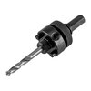 Na zdjęciu znajduje się metalowy element narzędzia z wiertłem spiralnym, posiadający czarną, teksturowaną powierzchnię. Produkt ma cylindryczny kształt z widocznymi gwintami i otworami.