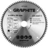 Na zdjęciu znajduje się okrągła tarcza do cięcia z metalu z widocznymi zębami na krawędzi, oznaczona jako "GRAPHITE 57T229" o średnicy 230 mm i otworze 30 mm. Na tarczy widnieją napisy: "TCT", "CLEAN CUT", "EN 847-1", "Tarcza do pilarki", "Circular saw bl