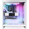 Białe wnętrze obudowy komputera z zamontowanym chłodzeniem wodnym, które posiada dwa wentylatory z podświetleniem RGB. Na wyświetlaczu chłodzenia widoczna jest temperatura "32°", a na pionowym panelu znajduje się logo "NZXT".