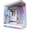 Biała obudowa komputerowa z przezroczystymi panelami, wyposażona w wentylatory z podświetleniem RGB. Na jednym z wentylatorów widoczny jest napis "NZXT".