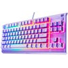 Na zdjęciu znajduje się klawiatura w kolorze lawendowym z podświetleniem RGB, które tworzy wielobarwne efekty świetlne wokół klawiszy. Na obudowie widoczne jest logo "steelseries", a klawisze mają standardowy układ QWERTY z dodatkowymi przyciskami funkcyj