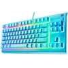 Klawiatura w kolorze niebieskim z podświetleniem RGB, na której widoczne są klawisze z oznaczeniami liter, cyfr i funkcji. Na obudowie znajduje się logo "steelseries", a powierzchnia klawiatury pokryta jest kroplami wody.