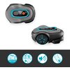 Na zdjęciu widoczny jest robot koszący w kolorze szarym z niebieskimi akcentami, z widocznym logo "GARDENA" na obudowie. Poniżej znajdują się cztery ikony przedstawiające funkcje: "TRIM-TO-EDGE", ochrona roślin, cicha praca oraz nawigacja.