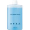 Butelka z niebieskim płynem czyszczącym, na której widnieje napis "roborock Floor Cleaning Solution" oraz ikony z opisami: "Natural Fragrances", "Low Sudsing", "Removes Dirt & Grease", "Hard Flooring Surfaces". Na dole znajduje się oznaczenie "NET: 1L".
