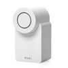 Biały, prostokątny zamek elektroniczny z okrągłym elementem na górze, na którym widnieje logo "NUKI". Produkt ma minimalistyczny design i gładką powierzchnię.