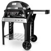 Na zdjęciu znajduje się grill elektryczny z napisem "PULSE" na pokrywie oraz logo "Weber" na górnej części. Grill posiada dwa pokrętła z wyświetlaczem cyfrowym, metalową półkę na dole i dwa kółka ułatwiające przemieszczanie.