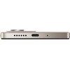 Na zdjęciu widoczny jest bok smartfona w kolorze tytanowym z portem USB-C, otworami głośnika oraz dwoma małymi otworami, prawdopodobnie na mikrofon. W górnej części znajduje się wystający moduł aparatu.