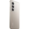 Smartfon w kolorze tytanowym z trzema aparatami umieszczonymi pionowo na tylnej obudowie, obok których znajduje się napis "AI TRIPLE CAMERA". Na dole obudowy widoczny jest napis "REDMI".