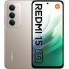 Na zdjęciu widoczny jest smartfon z wyświetlaczem pokazującym napis "REDMI 15 5G" oraz logo "mi" w prawym górnym rogu. Obok ekranu znajduje się tył urządzenia z trzema aparatami i napisem "INNOVATIVE CAMERA" oraz logo "REDMI 5G".